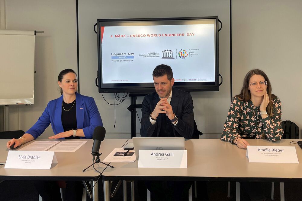 Livia Brahier (Leiterin Kommunikation suisse.ing), Andrea Galli (suisse.ing-Präsident) und Amélie Rieder (MSc in Bauingenieurwissenschaften EPFL, Emch+Berger AG Bern) an der Medienkonferenz. (Foto: Andreas Walker)